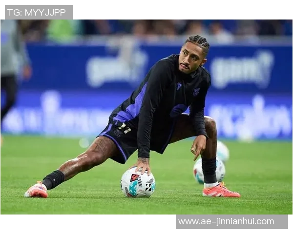 拉菲尼亚缺席巴萨训练状态成疑国家德比出战前景不明